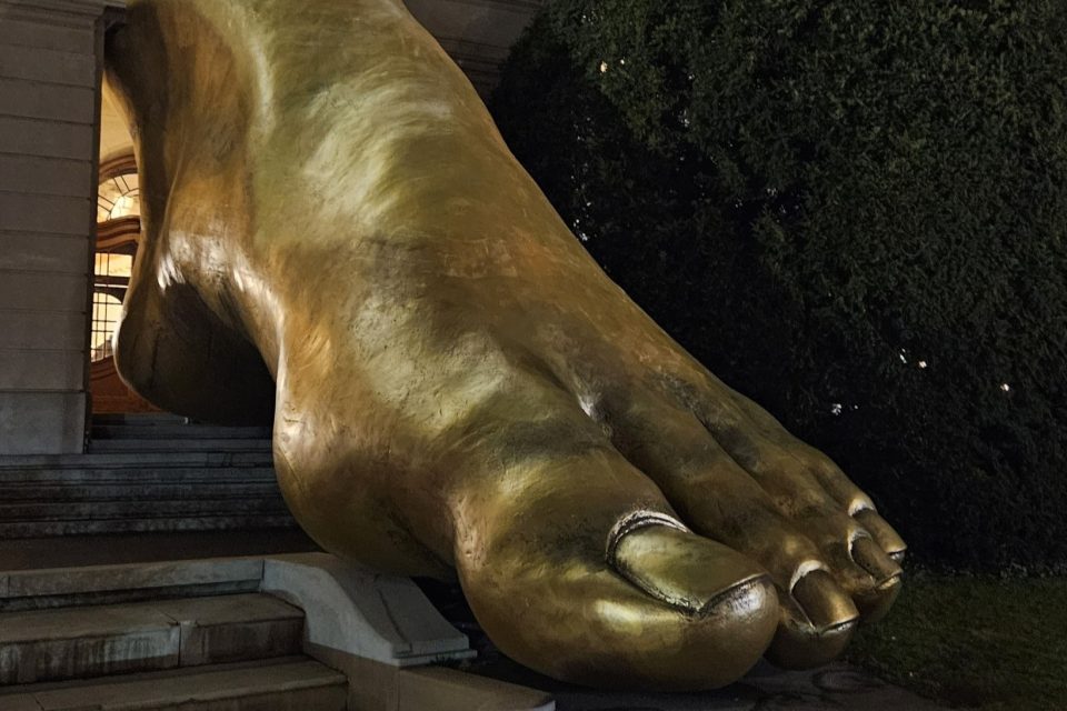 Aufbau des goldenen Fußes für »La Divina Comedia«