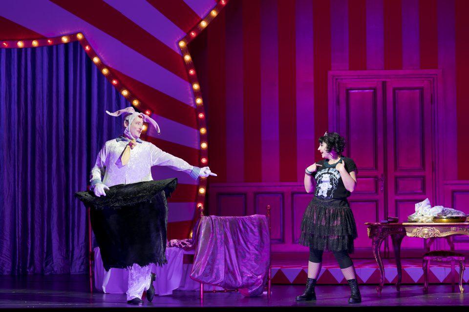 Michael Großschädl als Richard III und Corina Koller als Schneewittchen