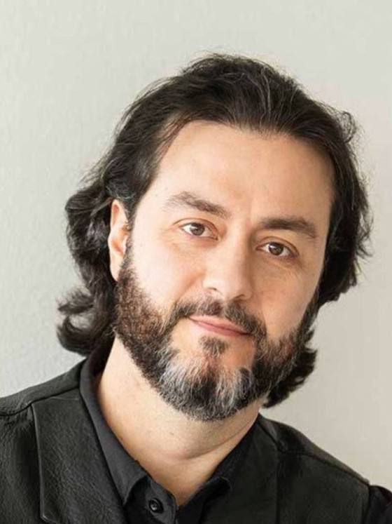Portraitfoto von Aris Agiris